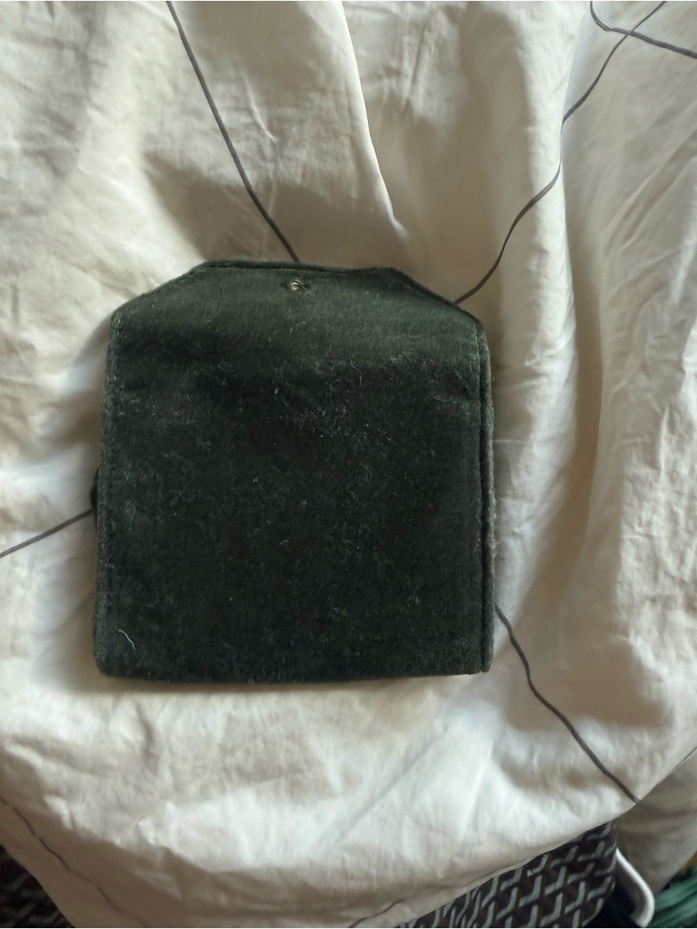 Sézane Green Velvet Card Holder with flowers pattern inside - Picture 5 of 6